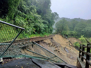 台鐵平溪線土石不斷停駛第3日!驚現鐵軌路基掏空 短時間恐難復駛