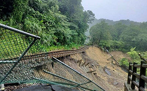 台鐵平溪線土石不斷停駛第3日!驚現鐵軌路基掏空 短時間恐難復駛