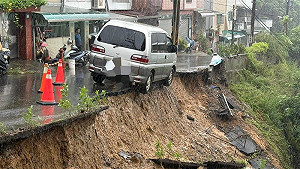 雨彈狂炸北台灣!新北三峽區路基掏空 廂型車懸空險象環生