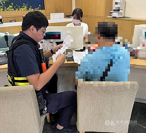 台中男誤信AI抽股廣告險匯款　行員與警聯手阻詐