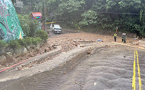 陽明山災情不斷!下午驚現土石流 警消緊急封鎖道路