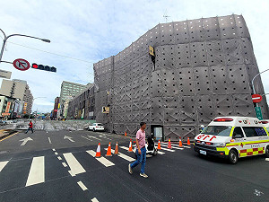 受強風影響 台中舊中央市場大樓工地鷹架倒塌
