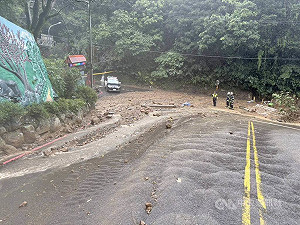 北市陽明山菁山路土石滑落　寶藏巖擋土牆崩落