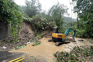新北淡水坪頂路邊坡土石滑落封閉　新北：搶修中