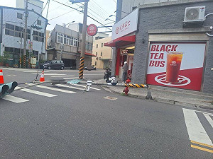 苗栗10級強風連日吹！紅綠燈斷裂傾倒 險砸中路過人、車