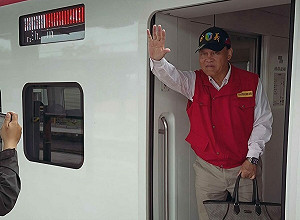 救災任務結束! 季連成今搭火車離開光復鄉 民眾紅眼眶揮手送總協調官離開