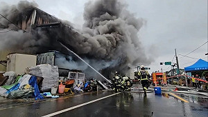 桃園倉庫大火延燒2小時！網拍夫婦仍失聯 長照機構緊急疏散
