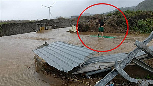連日豪雨導致溪水暴漲！郵差誤開進溪中 急爬車頂呼救