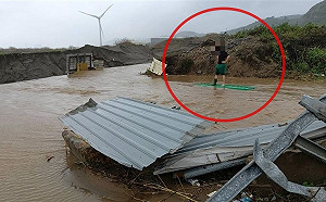 連日豪雨導致溪水暴漲!郵差誤開進溪中 急爬車頂呼救
