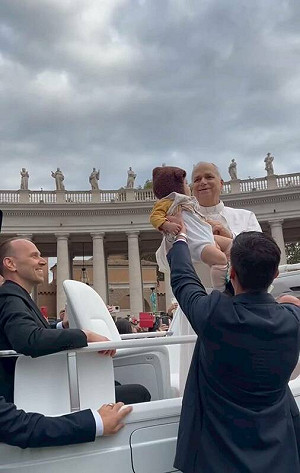 教宗隨機抱起「熊帽嫩嬰」降福　父母來自台灣朝聖團