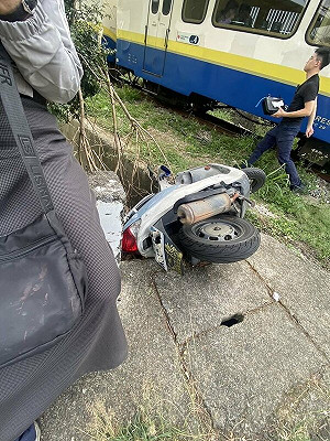 機車騎士闖平交道撞斷桿  阿里山林鐵栩悅號破損