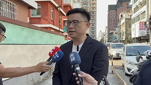柯志恩上新看板救形象  賴瑞隆:惡修財劃法掛再多高雄人都無法接受