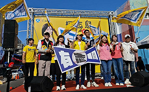 競選看板記者會旗津登場   柯志恩喊出 「有志一同、翻轉高雄」
