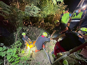 南投男墜崖30公尺  搜救員克服險峻地勢助脫困送醫