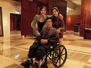 冷眼看鄭智化坐輪椅「連滾帶爬」上機!深圳機場挨批沒人性道歉了
