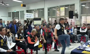 (影) 火爆畫面曝光! 光復重建座談會未受邀   議長張峻率隊怒踹桌開罵傅崐萁