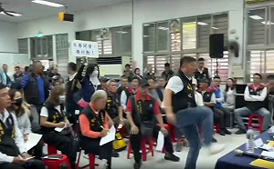 (影) 火爆畫面曝光! 光復重建座談會未受邀   議長張峻率隊怒踹桌開罵傅崐萁