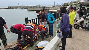 疑天雨濕滑 澎湖釣客意外落海命危送醫急救