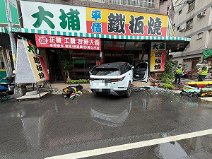 台中休旅車疑失控撞進店家 駕駛傷重死亡