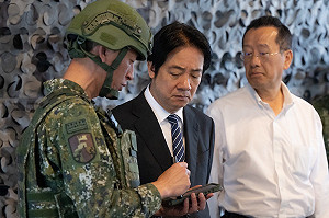 與官兵一同享用加熱式餐盒  賴清德:國軍值得我們最優質的投資
