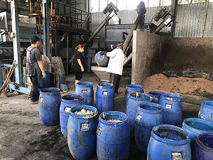 屏東畜牧場載外縣市廚餘傾倒!今強闖焚化廠遭警查扣 縣府重罰送辦