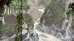 花蓮燕子口堰塞湖壩體溢流擴大恐潰決!林保署急通報下游人車淨空