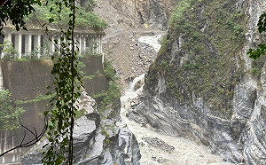 花蓮燕子口堰塞湖壩體溢流擴大恐潰決！林保署急通報下游人車淨空