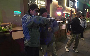 館長北京行遇神秘男子!拍照比倒讚耳邊親嗆「一邊一國」 小粉紅火大了