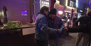 (影) 館長直播突現「一邊一國」全拍下!合照秒變政治宣言 網:這哥們膽子不小