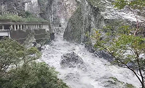 (影)像海嘯一樣！燕子口堰塞湖中午潰堤 「滾滾洪水」震撼畫面曝光