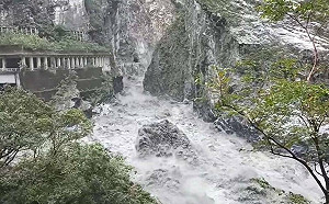 (影)像海嘯一樣!燕子口堰塞湖中午潰堤 「滾滾洪水」震撼畫面曝光