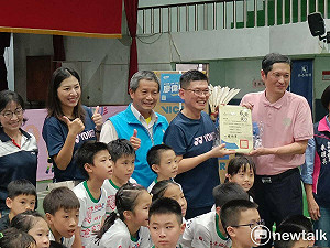 (影)廖偉翔攜手運彩公會捐羽球、何昱奇加碼30萬獎金  侯湘婷:一定要拿下