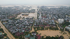 (影) 創紀錄百年洪災! 越南中部暴雨淹成海 水淹10萬戶 釀7死5失蹤