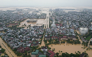 (影) 創紀錄百年洪災! 越南中部暴雨淹成海 水淹10萬戶 釀7死5失蹤