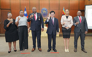 頒授史瓦帝尼王家警察總長「睦誼外交獎章」 林佳龍感謝挺台參與國際刑警組織 