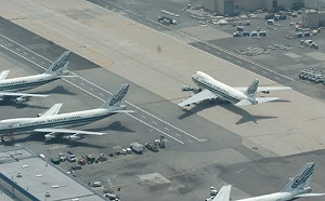 降落班機引擎故障 甘迺迪機場緊急實施停飛! 政府關門釀缺航管 3大航空叫苦