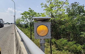 11月起國道霧區「閃光黃燈」擴大使用!主線發生事故也會亮燈
