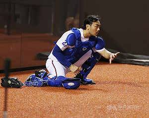 林家正美式蹲捕姿勢成焦點　秋訓與火腿捕手群交流