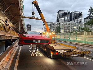 北市法拉利男酒駕載女閃臨檢 仍遭警查獲送辦