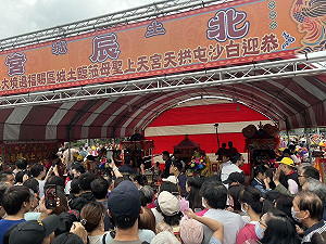 Day2「粉紅超跑」土城假日藝術廣場「大紅壇」人山人海