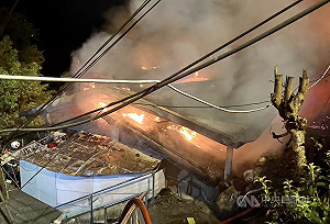 新北新店火警  4間鐵皮屋陷入火海、無人受困