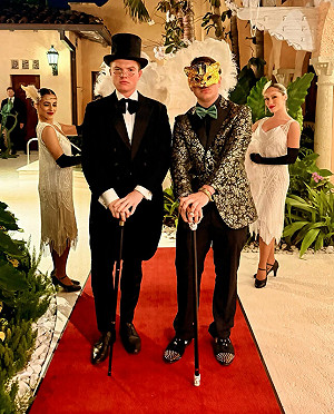 (影) 紙醉金迷對比飢餓現實！美斷食物救濟 川普卻在海湖莊園大辦奢華復古派對