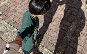 阿婆隨機牽走別人家小孩！新竹家長PO文「差1秒孩子就不見了」