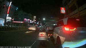 台南行車糾紛 騎士暴走捶車窗！網友留言歪樓：手不會痛嗎？