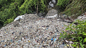 山坡變垃圾山！宜蘭遭偷倒「數十噸廢棄物」農民憂恐汙水源