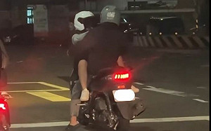 路上驚見「機車便當」危險雙載！網轟：把女生當安全氣囊？