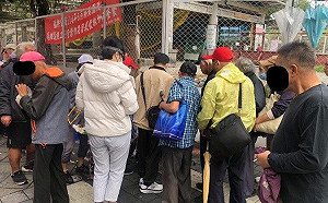 龍山寺外攤商遭疑「買賣個資」！負責人喊冤：我詐騙還拋頭露面？