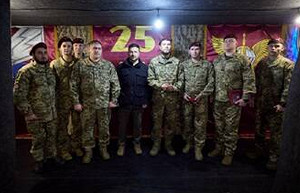 (影)  給亞速營打氣! 澤連斯基親赴紅軍城 3成戰鬥集中在此 清剿庫皮揚斯克俄軍