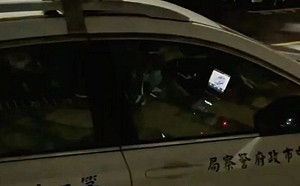 台中警深夜巡邏車內「追劇」！民眾側錄PO網 分局火速懲處