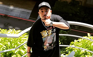 藝人閃兵風波再延燒！阿達赴新北檢自首30萬交保